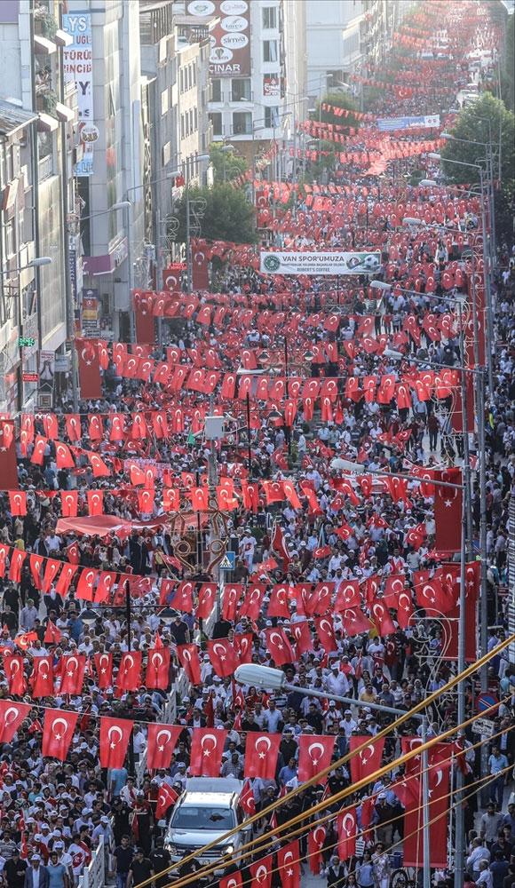 Van'da 15 Temmuz yürüyüşü