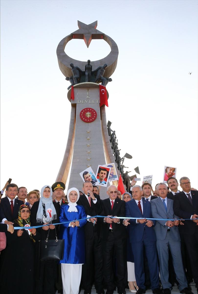 Cumhurbaşkanı Şehitler Abidesi'nin açılışını yaptı