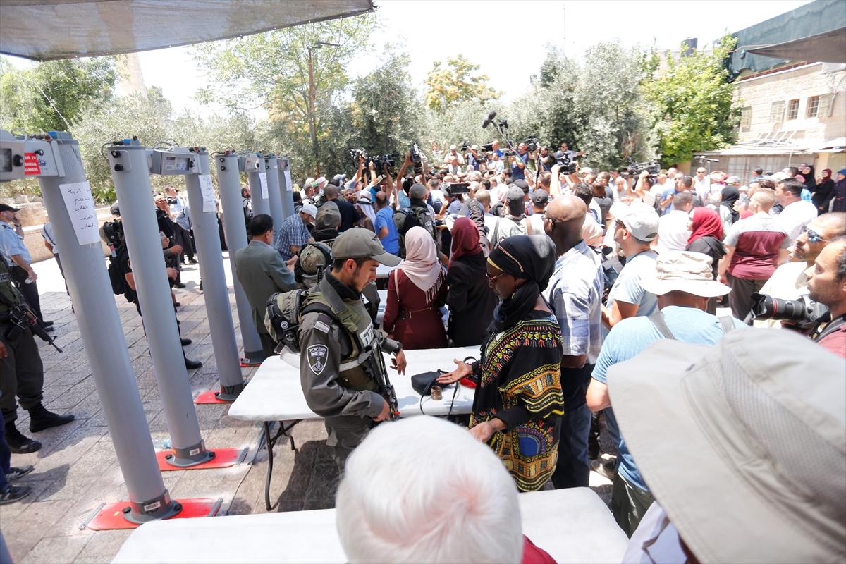 İsrail Mescid-i Aksa'yı ibadete açtı