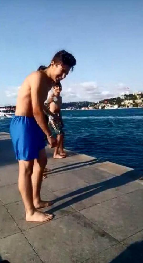 Kameraya gülümseyerek atladığı boğaz sularından çıkamadı