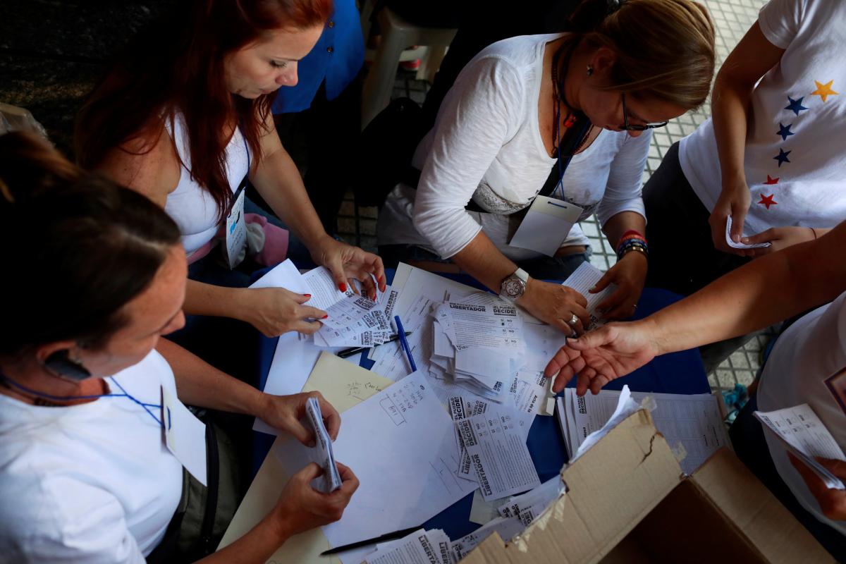 Venezuela'da sembolik halk oylaması yapıldı