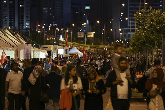 Yurt genelinde demokrasi nöbetleri