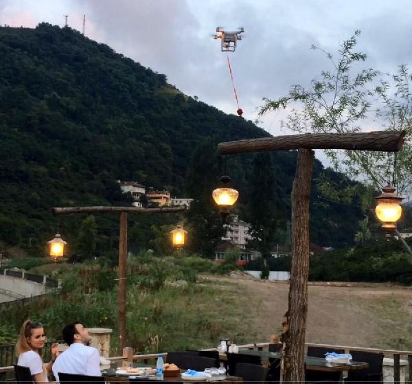 Drone'un getirdiği yüzükle evlenme teklifi etti