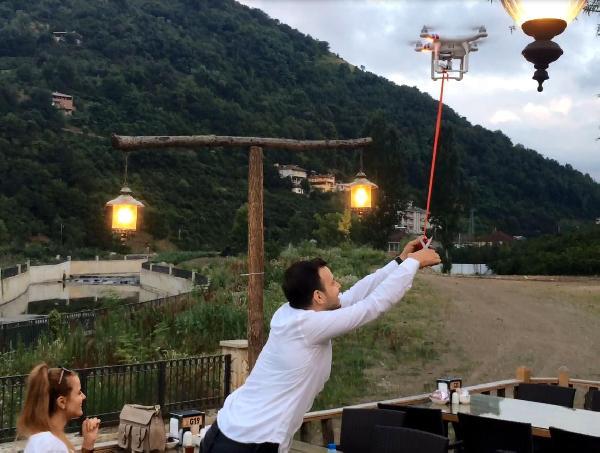 Drone'un getirdiği yüzükle evlenme teklifi etti