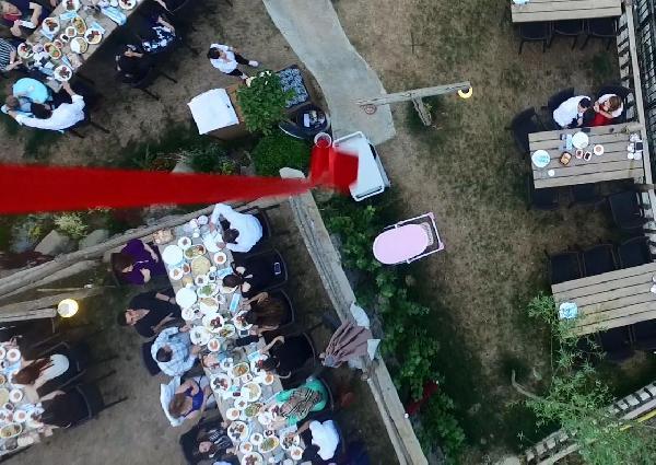 Drone'un getirdiği yüzükle evlenme teklifi etti