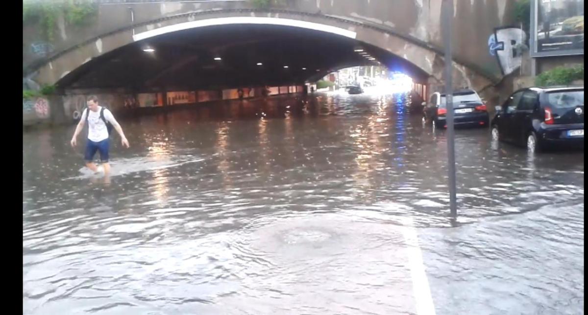 Köln yağmur sularına teslim oldu