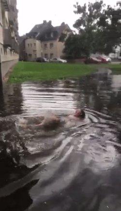 Köln yağmur sularına teslim oldu