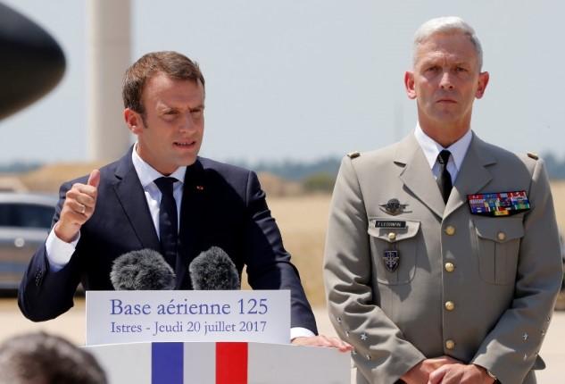 Macron askeri üssü ziyaret etti