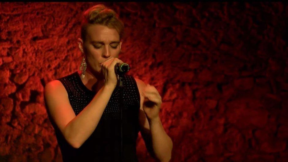 Fransız şarkıcı sahnede yaşamını yitirdi