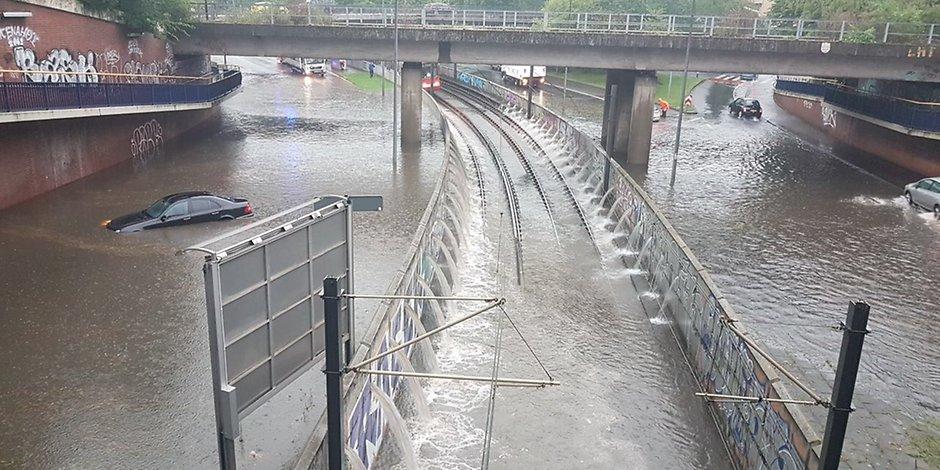 Köln yağmur sularına teslim oldu