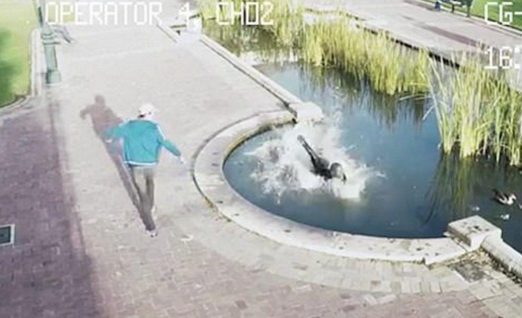 Yürürken mesajlaşan insanların komik kazaları