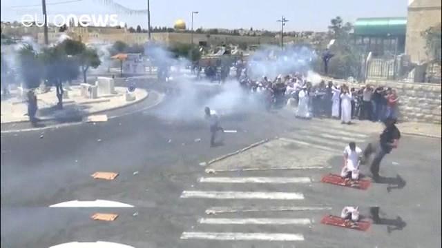 Namaz kılan Müslümana tekme atan İsrail polisi