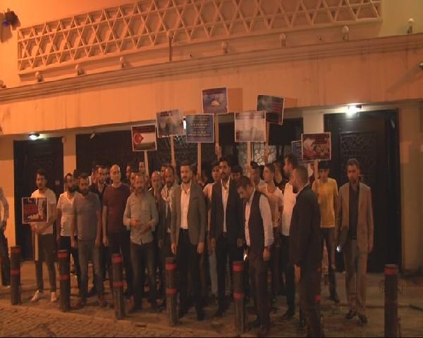 Neva Şalom Sinagogu önünde protesto