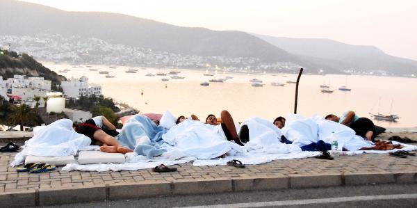 Bodrum'da deprem korkusu: Geceyi dışarıda geçirdiler