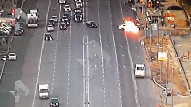 Rusya'da araca çarpan motosiklet alev aldı