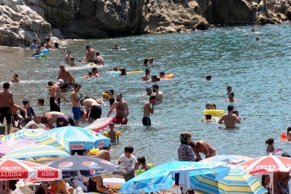 Zonguldak Kapuz Plajı doldu taştı