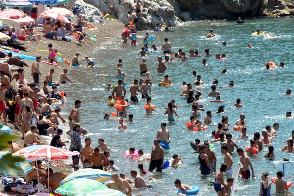 Zonguldak Kapuz Plajı doldu taştı