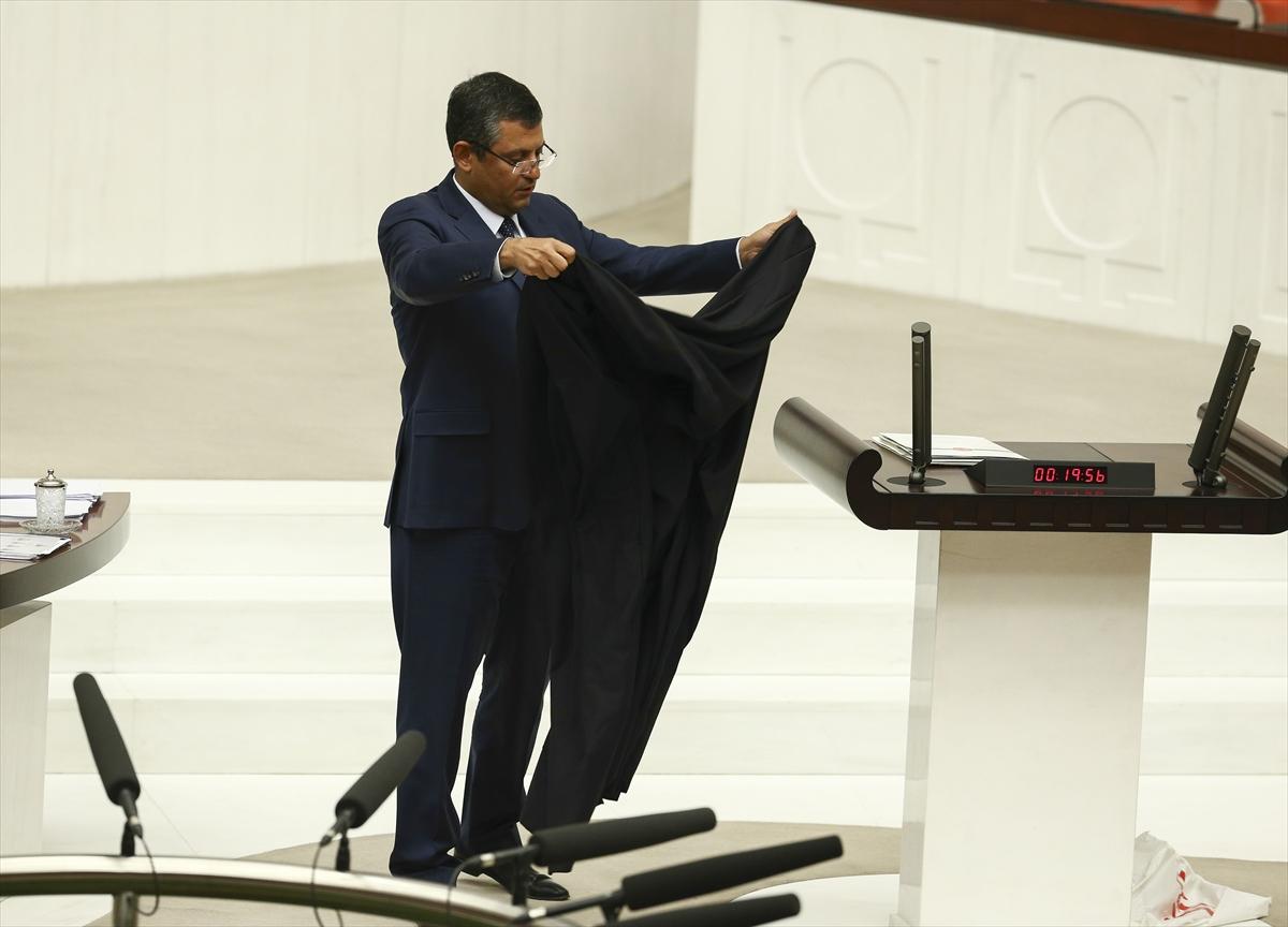 CHP'li Özel Meclis kürsününe siyah örtü geçirdi