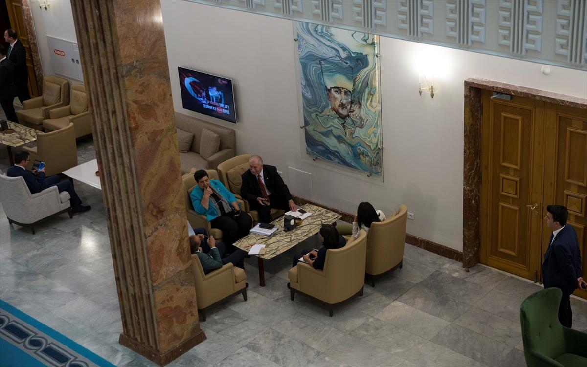 Mareşal Atatürk'ün yerine kalpaklı Atatürk resmi