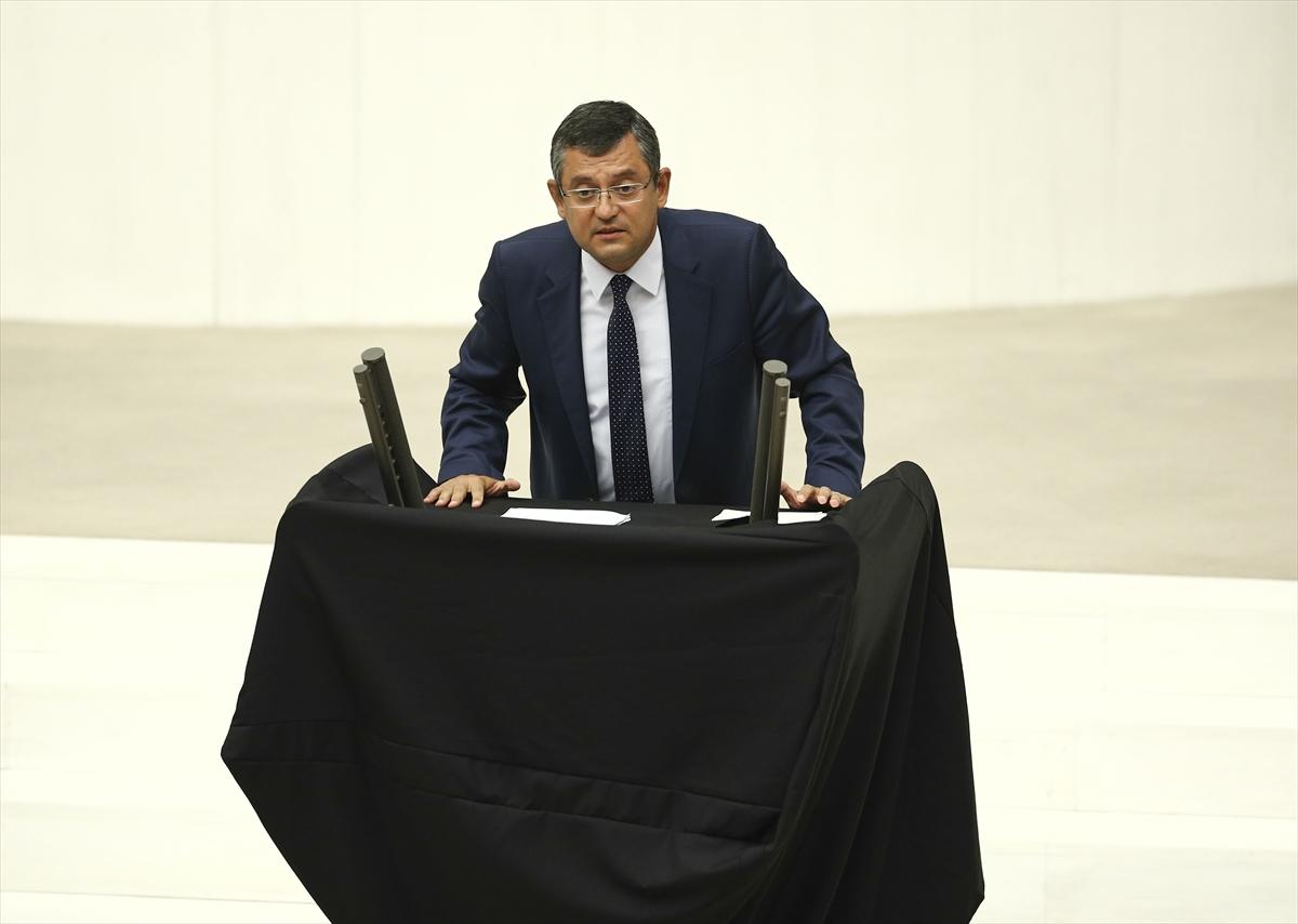 CHP'li Özel Meclis kürsününe siyah örtü geçirdi