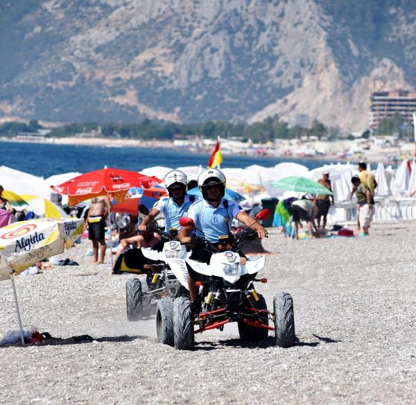 Konyaaltı sahiline ATV'li polis timi