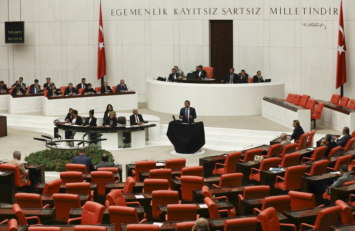 CHP'li Özel Meclis kürsününe siyah örtü geçirdi