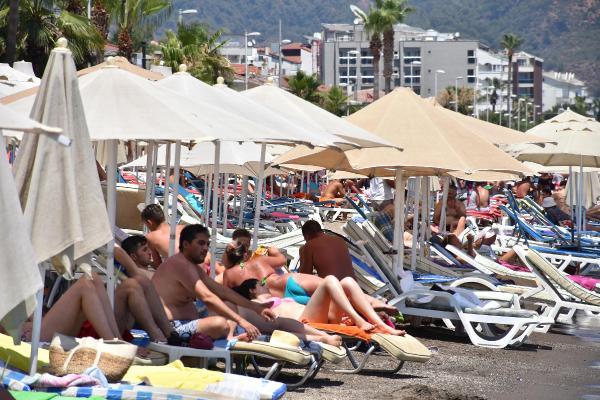 Marmaris'te sıcaktan bunalanlar plajları doldurdu