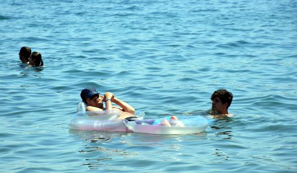 Marmaris'te sıcaktan bunalanlar plajları doldurdu
