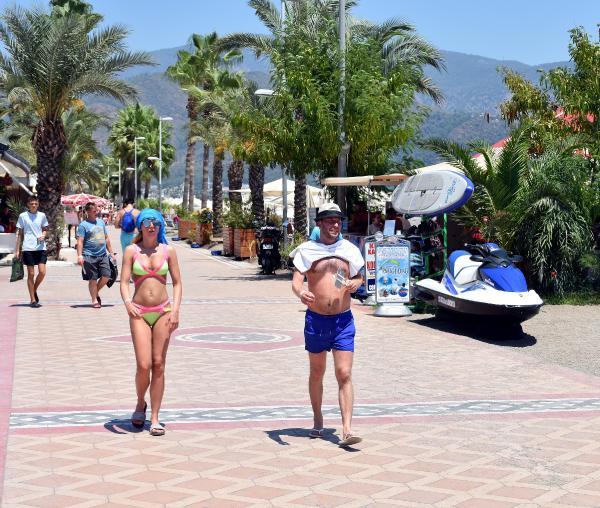 Marmaris'te sıcaktan bunalanlar plajları doldurdu