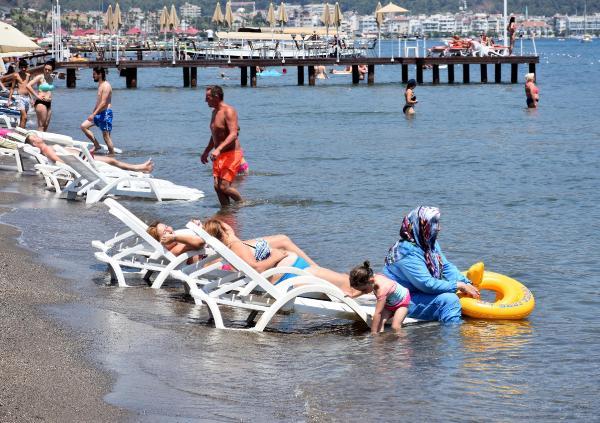 Marmaris'te sıcaktan bunalanlar plajları doldurdu