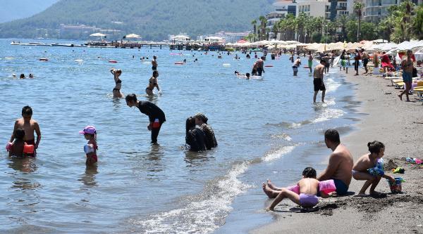 Marmaris'te sıcaktan bunalanlar plajları doldurdu