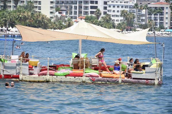 Marmaris'te sıcaktan bunalanlar plajları doldurdu
