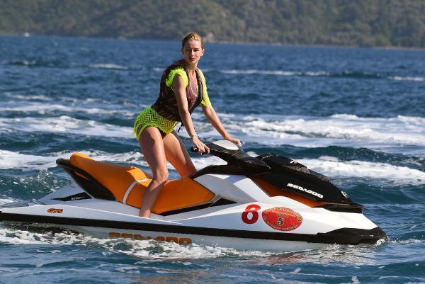 Marmaris'te sıcaktan bunalanlar plajları doldurdu