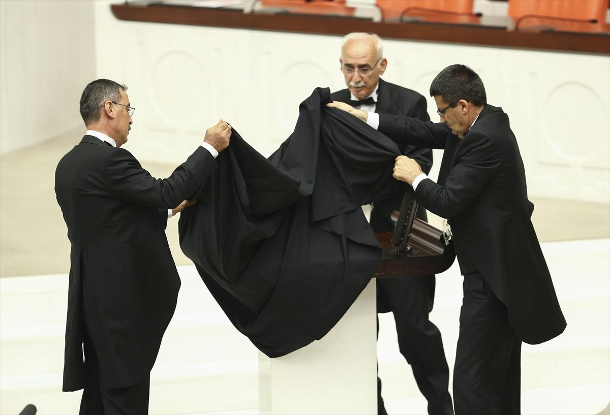 CHP'li Özel Meclis kürsününe siyah örtü geçirdi