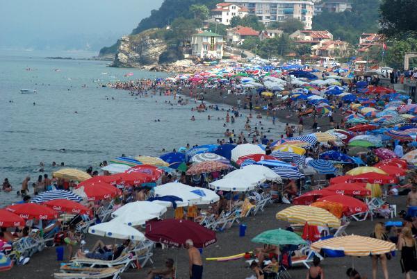 Akçakoca'da sahiller doldu