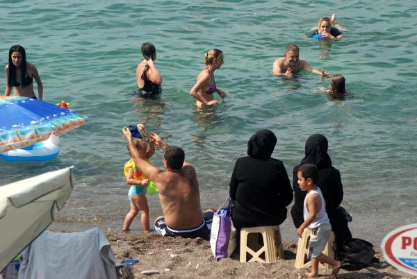 Akçakoca'da sahiller doldu