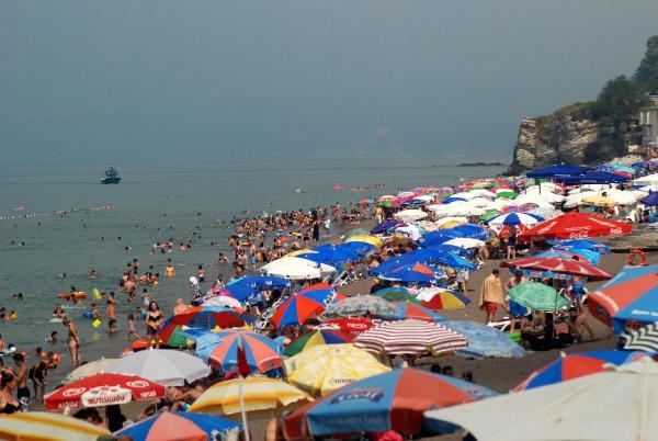 Akçakoca'da sahiller doldu