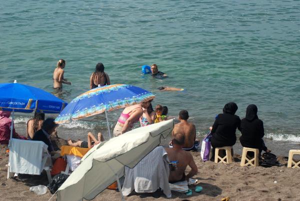 Akçakoca'da sahiller doldu