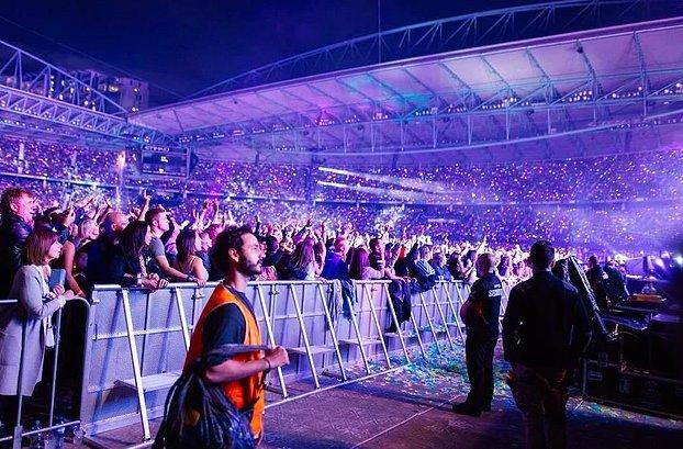 İş yeleğiyle Coldplay konserine biletsiz girdiler