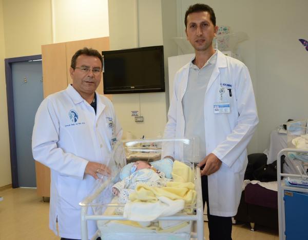 40 günlük bebeğin midesine beslenme tüpü takıldı