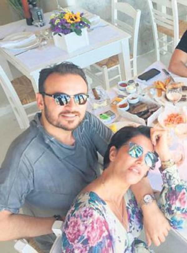Deniz Akkaya, arkadaşının oğluyla beraber