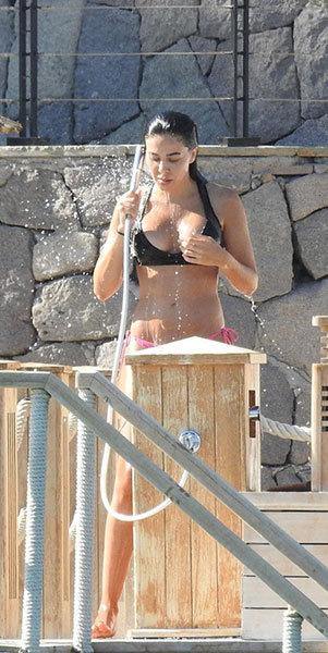 Asena Atalay Bodrum plajlarında