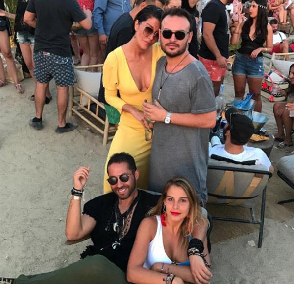 Deniz Akkaya, arkadaşının oğluyla beraber