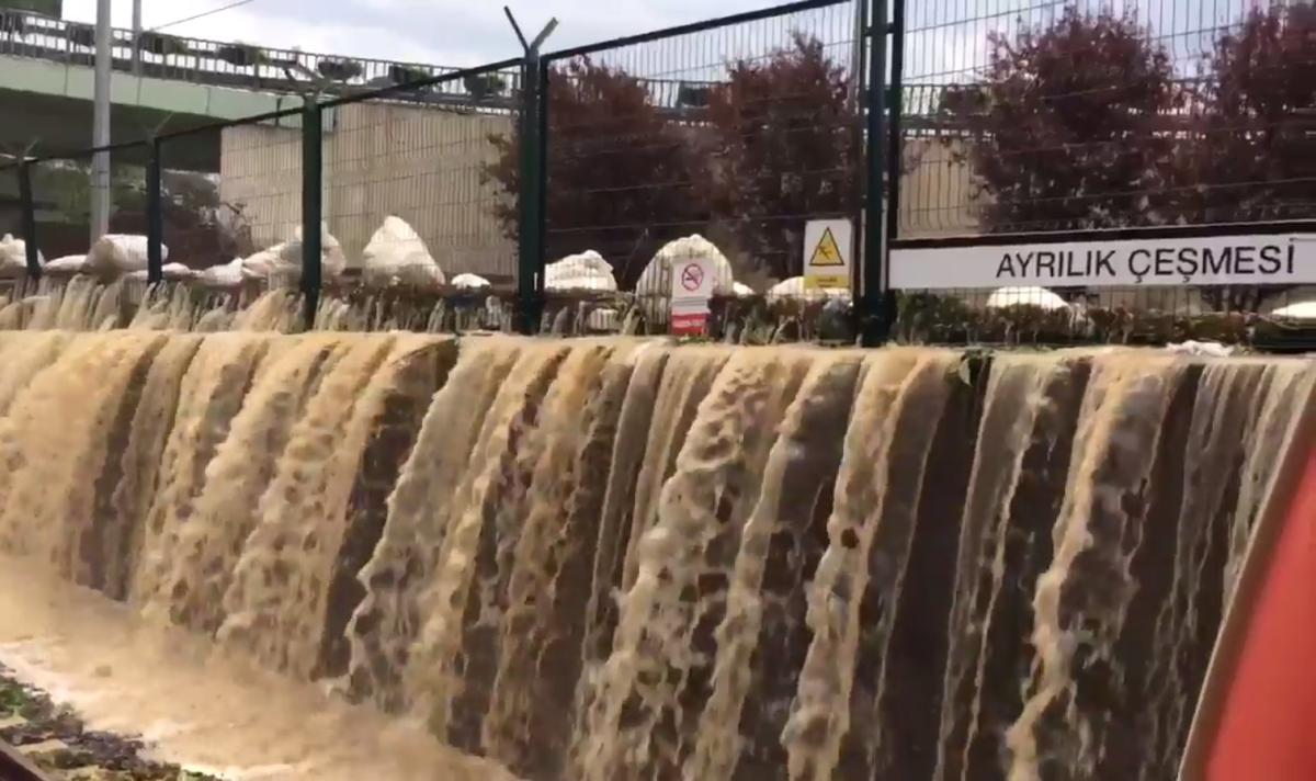 Ayrılık Çeşmesi'ni su bastı