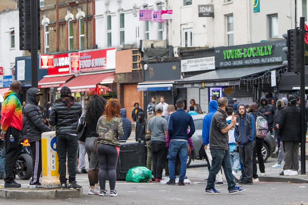 Londra'da polisin öldürdüğü genç için protestolar sürüyor
