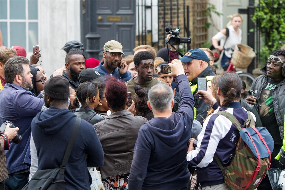 Londra'da polisin öldürdüğü genç için protestolar sürüyor
