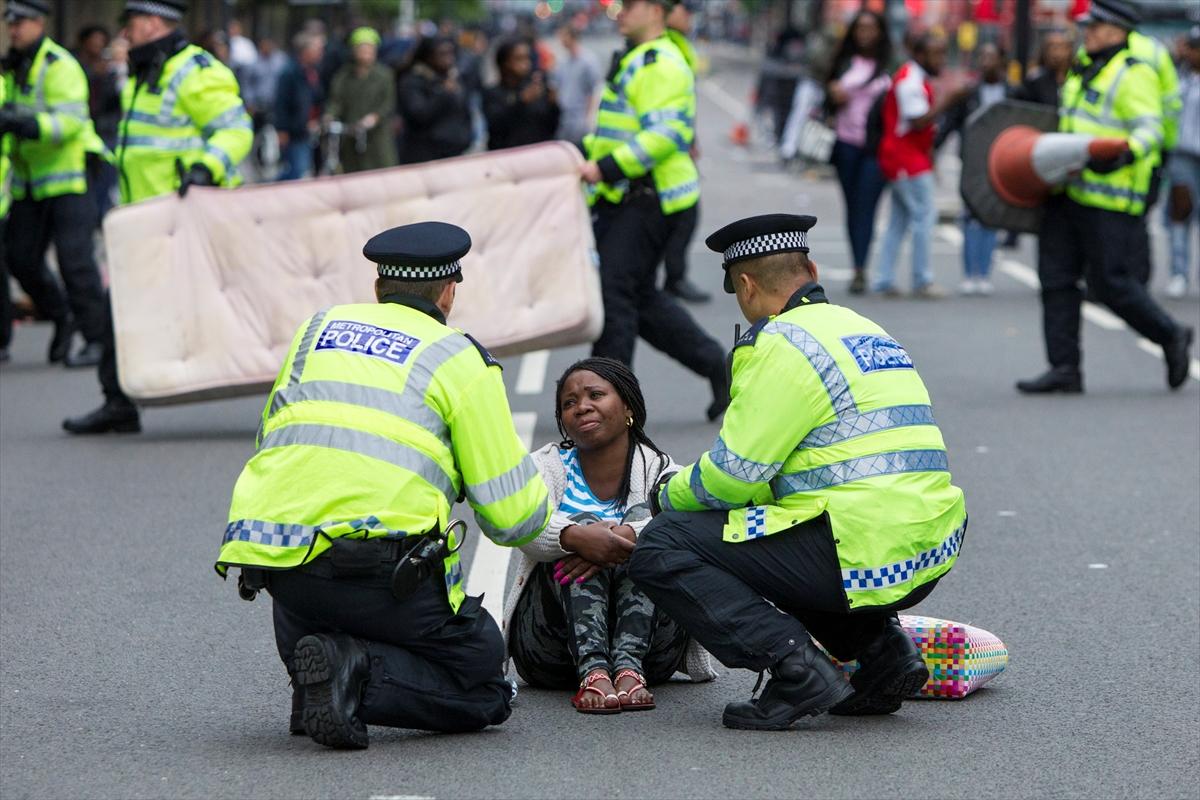 Londra'da polisin öldürdüğü genç için protestolar sürüyor