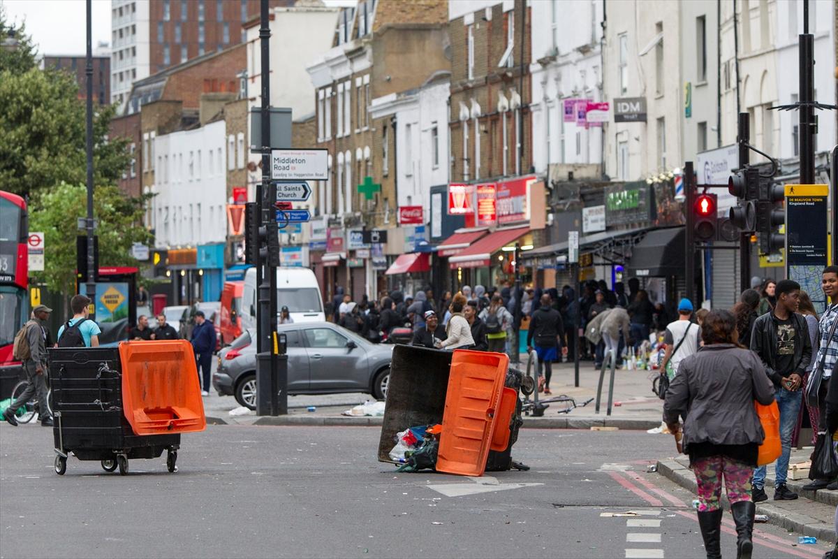 Londra'da polisin öldürdüğü genç için protestolar sürüyor