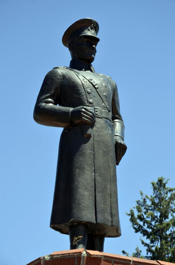 Siverek’te Atatürk heykeline orak ile saldırı