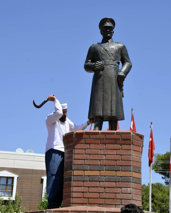 Siverek’te Atatürk heykeline orak ile saldırı